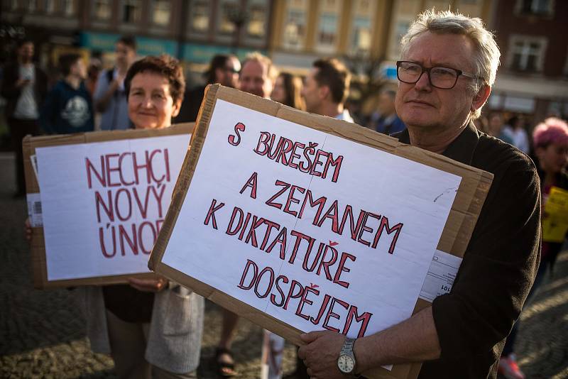 Protest proti vládě Andreje Babiše na Masarykově náměstí v Hradci Králové.