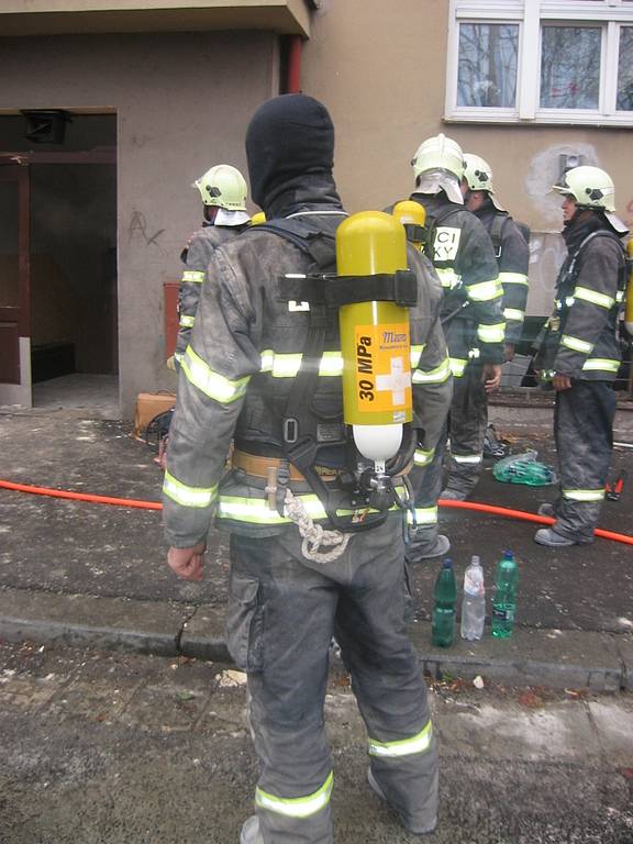 Dům ve Střelecké ulici v Hradci Králové zdemolovaný výbuchem plynu. Fotografie Hasičského záchranného sboru KHK