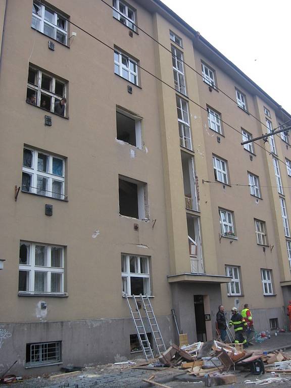 Dům ve Střelecké ulici v Hradci Králové zdemolovaný výbuchem plynu. Fotografie Hasičského záchranného sboru KHK