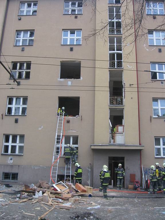 Dům ve Střelecké ulici v Hradci Králové zdemolovaný výbuchem plynu. Fotografie Hasičského záchranného sboru KHK