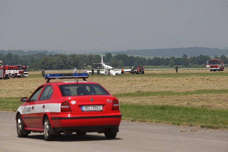 Letadlo s porouchaným podvozkem, které kroužilo nad Hradcem, muselo přistát nouzově. (pátek 11. června 2010)