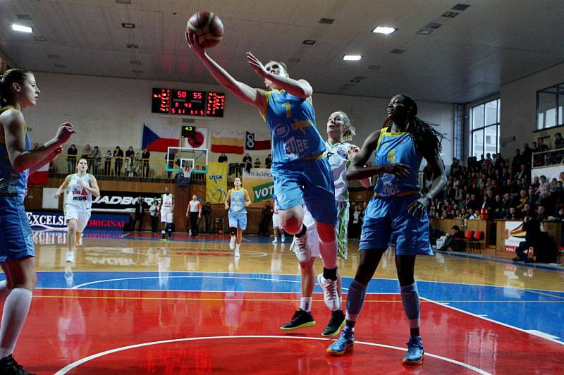 Basketbalistky USK Praha obhájily prvenství v Poháru České pošty, který od pátku do neděle hostil Hradec Králové. Tým kouče Lubora Blažka ve finálovém duelu Final Six porazil svého největšího soka Frisco Sika Brno po velkém boji 76:73.