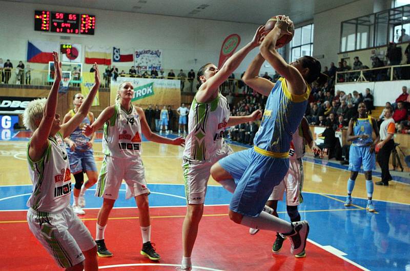 Basketbalistky USK Praha obhájily prvenství v Poháru České pošty, který od pátku do neděle hostil Hradec Králové. Tým kouče Lubora Blažka ve finálovém duelu Final Six porazil svého největšího soka Frisco Sika Brno po velkém boji 76:73.