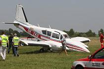 Letadlo s porouchaným podvozkem, které kroužilo nad Hradcem, muselo přistát nouzově. (pátek 11. června 2010)