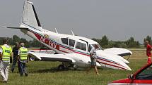 Letadlo s porouchaným podvozkem, které kroužilo nad Hradcem, muselo přistát nouzově. (pátek 11. června 2010)