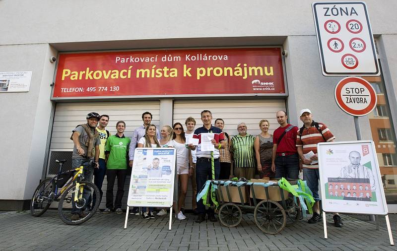 Poukázání na nevyužívanost hradeckého parkovacího domu Kollárova v podání zástupců koalice do komunálních voleb Změna pro Hradec a Strana zelených s podporou Pirátů a senátního kandidáta Pavla Křížka.