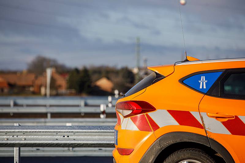 Nových 22 kilometrů dálnice D11 kolem Hradce Králové až k Jaroměři mohou od prosince využívat řidiči.