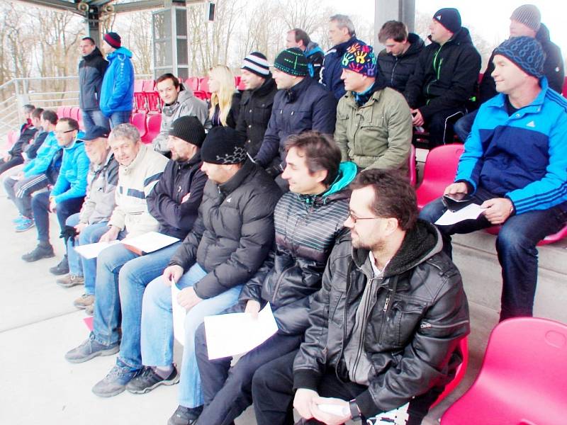 Účastníci semináře na tribuně FC Slavia Hradec Králové.