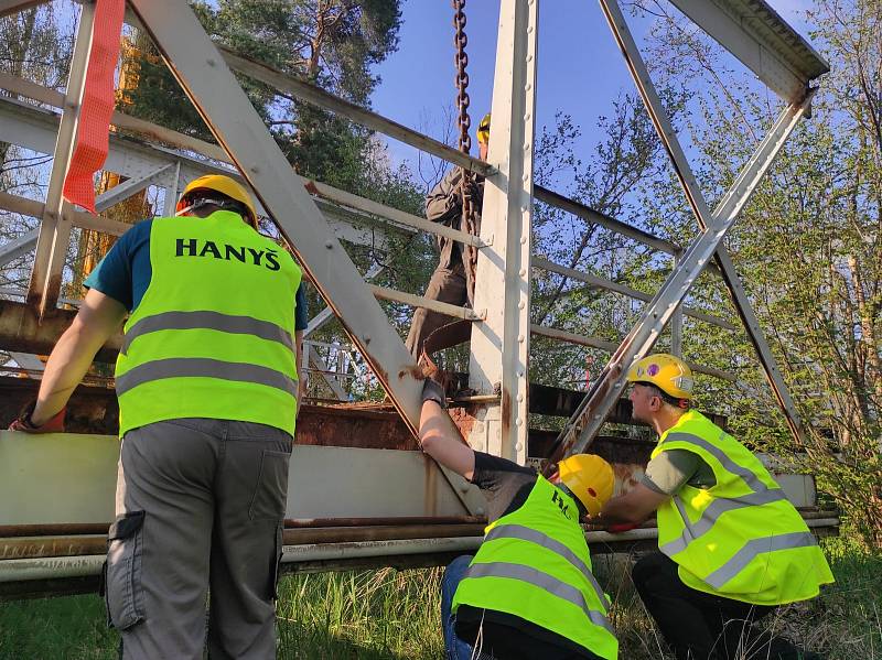 Po čtyřech letech skladování ve Svinarech míří dvě torza (14 a 22 metrů) původního mostu plukovníka Šrámka na hradecké letiště.