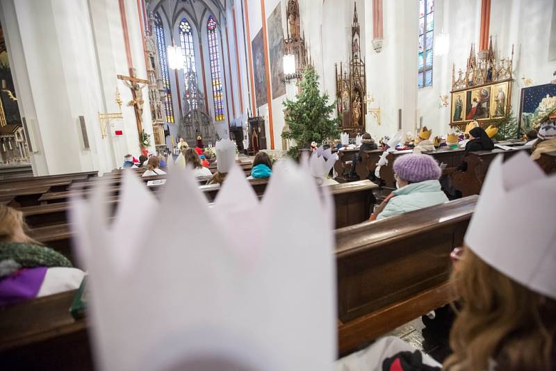 Biskupské požehnání tříkrálovým koledníkům v katedrále sv. Ducha v Hradci Králové.