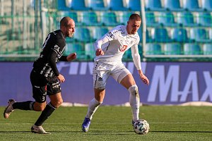 Hradecký Daniel Vašulín (v bílém) věří, že v derby s Pardubicemi vybojují Votroci tři body.