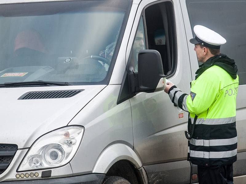 Celníci a policisté při kontrolách vozidel na dálnici D11.