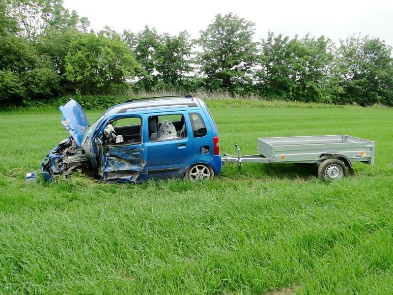 Dopravní nehoda osobního vozidla a autobusu na silnici I/11 v obci Kratonohy.
