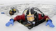 Hasiči záchranného sboru Královehradeckého kraje prováděli 23. února cvičení potápěčů pod ledem na opatovickém písniku.