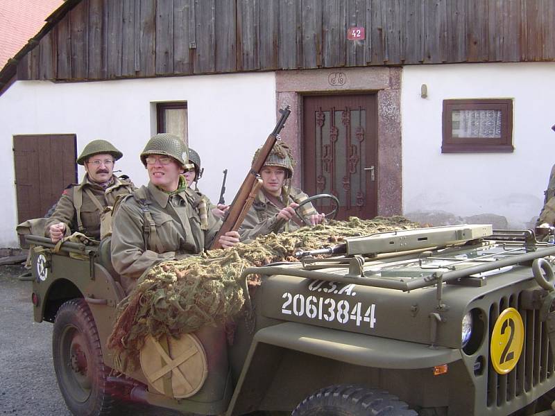 Stárkovské náměstí se mění ve francouzské městečko roku 1944. Aktéři bojové scény se připravují.