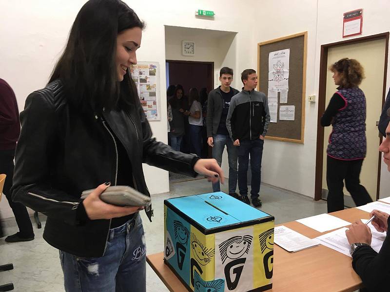 Studentských voleb se zúčastnili i středoškoláci hradeckého Gymnázia Boženy Němcové.