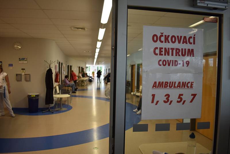 Hradecká fakultní nemocnice rozšířila provozní dobu očkovacího centra. Lidem nabízí i vakcínu vyvinutou proti omikronu.