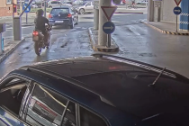Řidič motocyklu narazil do sklápějící se závory při výjezdu z parkovacího domu v Hradci Králové.