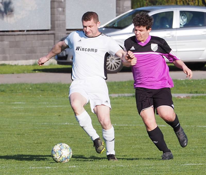 ŠLÁGR „TROJKY“. Fotbalisté Sendražic (v bílém) v souboji prvního se třetím mužstvem tabulky porazili Probluz 3:0.