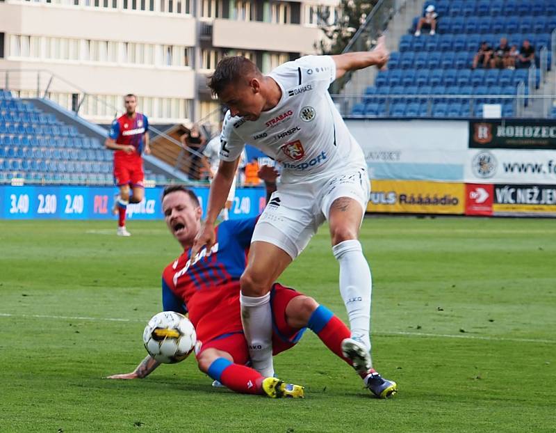 Sporný moment. Rozhodčí po zákroku na Ryneše penaltu neodpískal. Vzápětí šel Hradec do deseti.