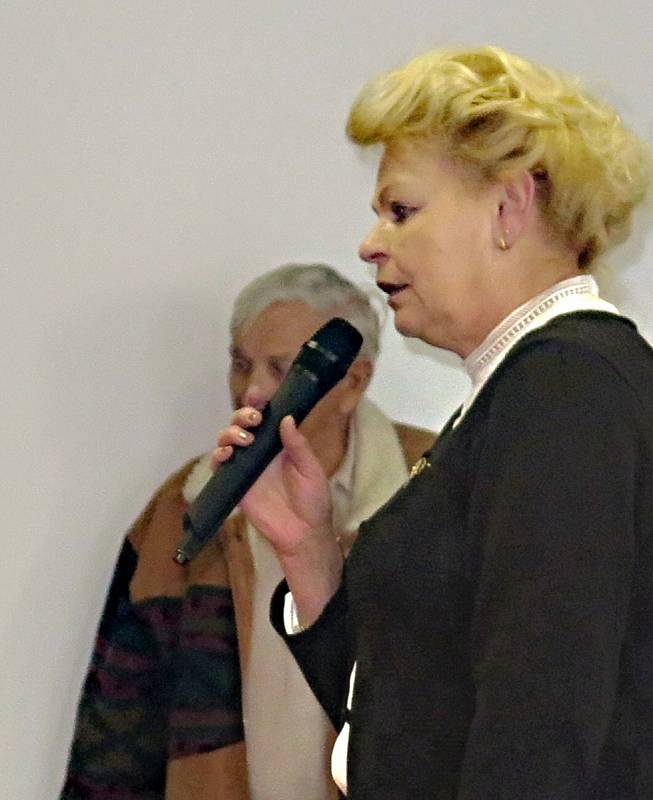 Vedoucí odboru školství hradeckého magistrátu Alena Synková při moderování slavnostního předání absolventských diplomů.