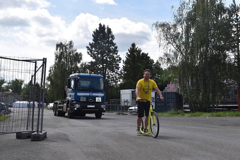 Na hradeckém letišti finišují poslední přípravy před začátkem Rock for People. Do areálu přijede 35 tisíc lidí.