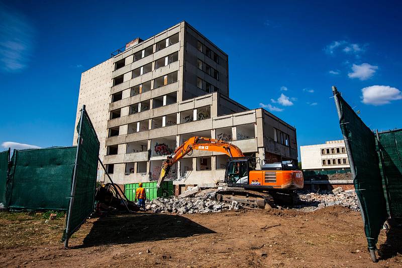 Bourání domu u kongresového centra Aldis v Hradci Králové, kde má vzniknou luxusní hotel.