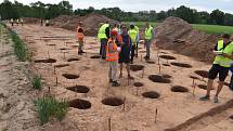 Bronzové šperky, nebo základy domů z doby kamenné našli archeologové na budoucí trase obchvatu Jaroměře.