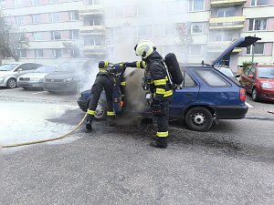 Ve středu krátce po 16. hodině hořelo osobního vozidlo v ulici Jungmannova v Hradci Králové.