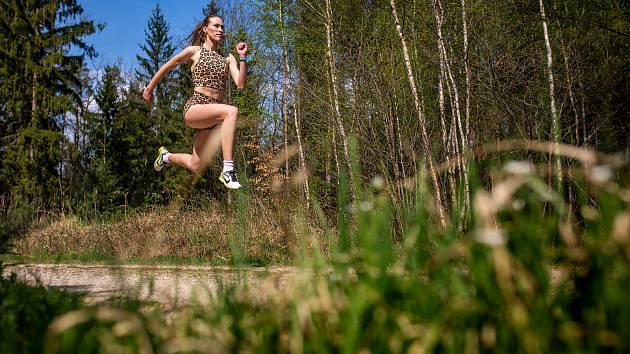 Kimberley Ficenecová, která se narodila českým rodičům v Kalifornii, chce závodit na olympiádě v Tokiu. Chybí jí 2,5 sekundy ji ke splnění kvalifikačních limitů. Nyní trénuje v Hradci Králové v lesích i na hasičském stadionu.