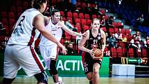 Basketbalistka Lenka Pazderová (v černém) v akci.