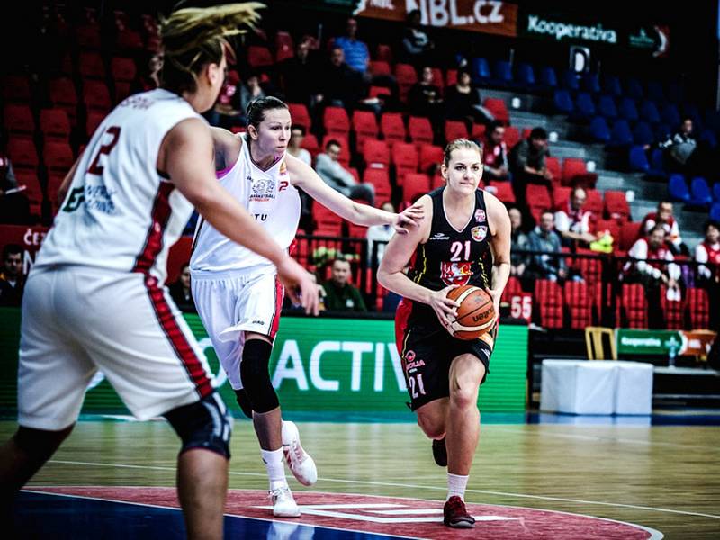 Basketbalistka Lenka Pazderová (v černém) v akci.