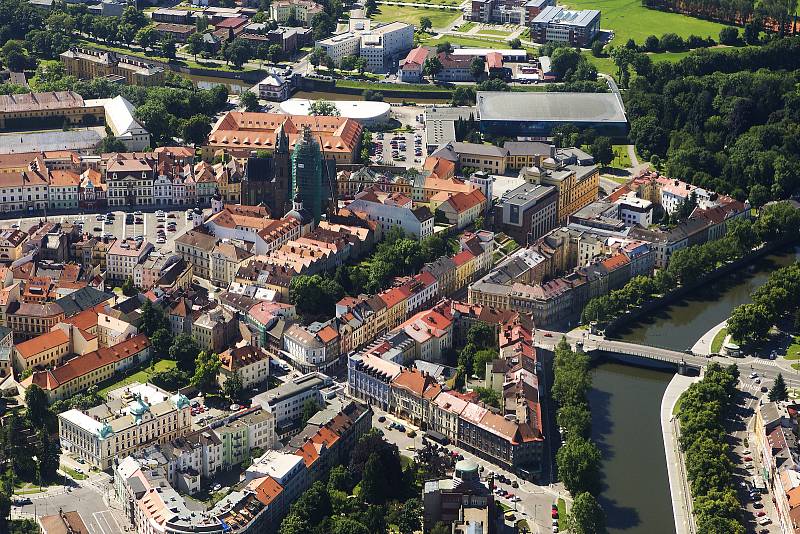 Letecké snímky centra Hradce Králové a okolí. Dominanta města Bílá věž procházela v době focení rozsáhlou rekonstrukcí.