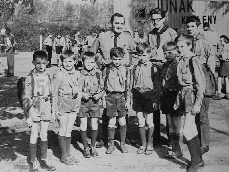 Lvíčata při historicky prvním Memoriálu Karla Šimka 17. května 1970. Velitel Petr Knerich, Jiří Koblížek, Zdeněk Kalenda, Petr Klapač, Tomáš Hrubý, Petr Kubát. Za nimi zleva vůdce Jiří Koblížek, rádcové Pavel Kubát a Jaroslav Skrovný.