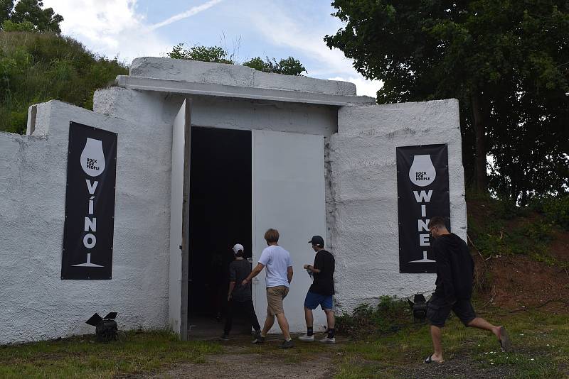 Na hradeckém letišti finišují poslední přípravy před začátkem Rock for People. Do areálu přijede 35 tisíc lidí.