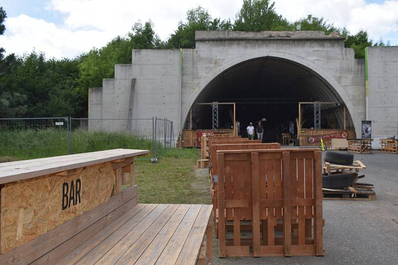 Na hradeckém letišti finišují poslední přípravy před začátkem Rock for People. Do areálu přijede 35 tisíc lidí.