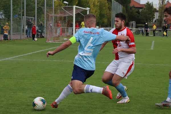 BITVA FAVORITŮ. Fotbalisté Slavie Hradec Králové lídra z Nového Bydžova nezastavili a ten jim v krajském přeboru nadále uniká.