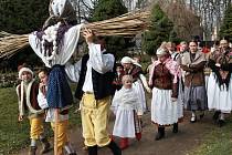 Hradecké folklorní soubory hodily do řeky symbol zimy