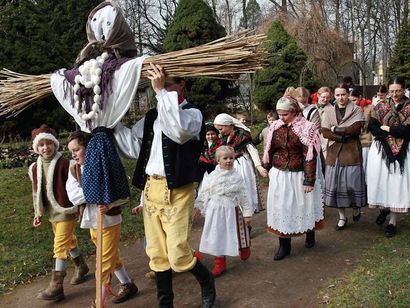 Hradecké folklorní soubory hodily do řeky symbol zimy