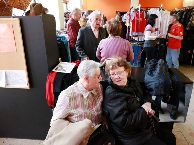 Slavnostní otevření sociálního šatníku na královéhradecké třídě Edvarda Beneše.