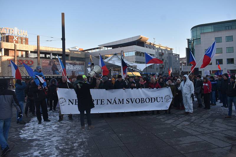 Volání po svobodě se v sobotu odpoledne neslo Hradcem Králové, kde se konala demonstrace odpůrců protiepidemických opatření. Na náměstí 28. října se jich odhadem sešlo více než šest stovek.