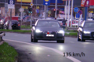 Hlídka v Hradci naměřila rychlost 135 km/h.