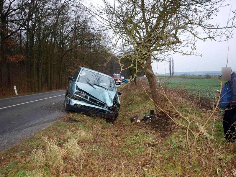 Havárie osobního automobilu mezi Novým Bydžovem a Skochovicemi poblíž odbočky na Lužec nad Cidlinou.