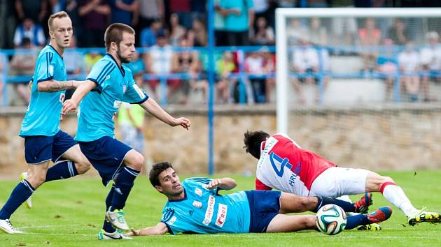 Fotbalisté SK Union 2013 (modří) v pohárovém duelu s pražskou Slavií.