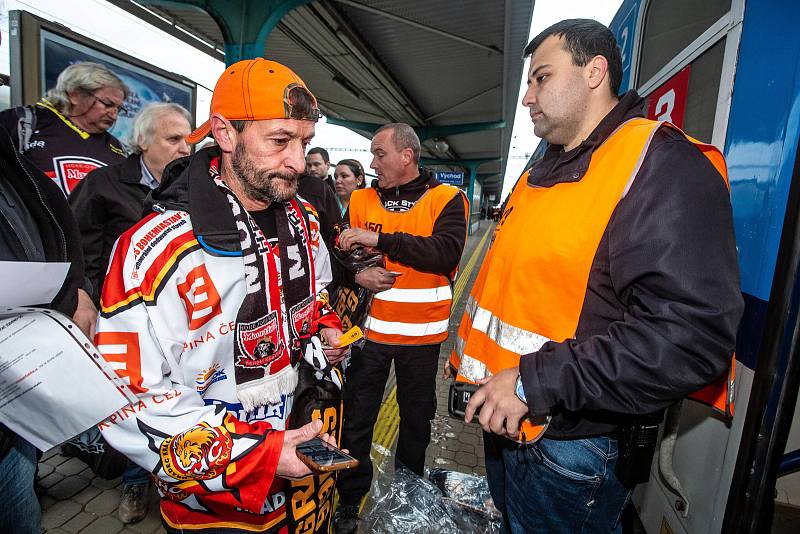 Odjezd hokejistů společně s fanoušky vlakem do Štýrského Hradce na zápas ligy mistrů.