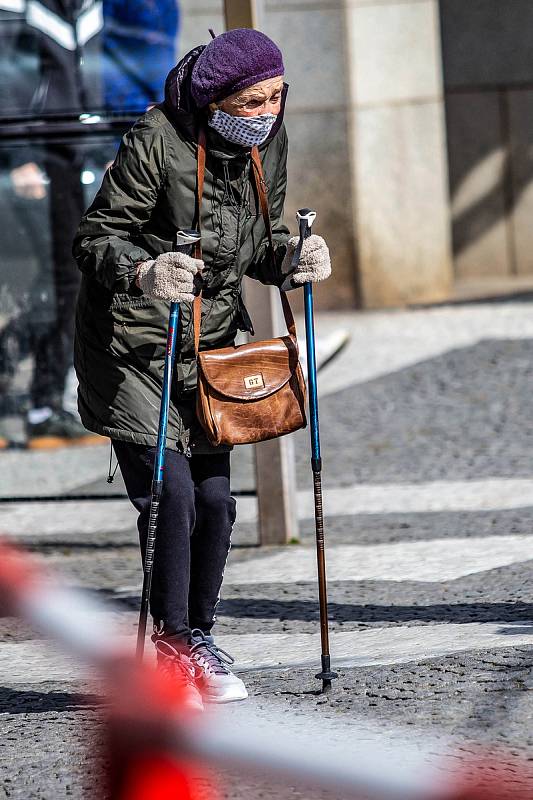 Lidé s rouškami v ulicích Hradce Králové.