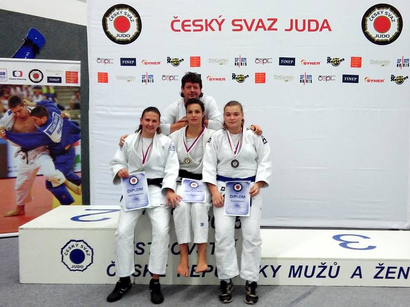 Medailistky zleva: Hana Kodešová (2. m.), Eva Koubková (1. m.), Diana Bláhová (3. m.); nahoře trenér Pavel Petřikov.