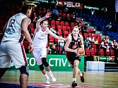 Basketbalistka Lenka Pazderová (v černém) v akci.