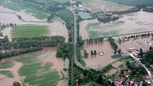 Letecký snímek z povodní na Královéhradecku.