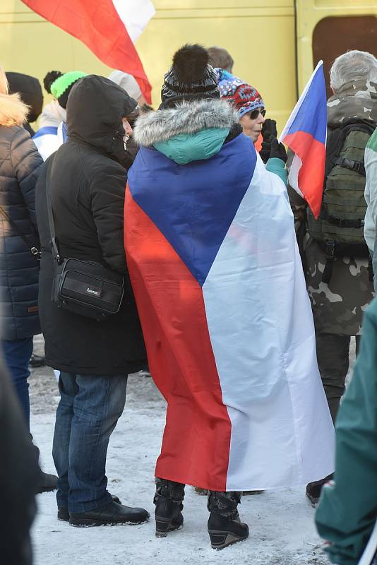 Volání po svobodě se v sobotu odpoledne neslo Hradcem Králové, kde se konala demonstrace odpůrců protiepidemických opatření. Na náměstí 28. října se jich odhadem sešlo více než šest stovek.